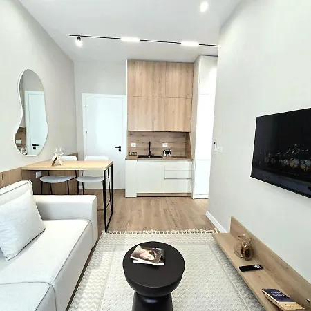 Stylish Base - Center * 地拉那